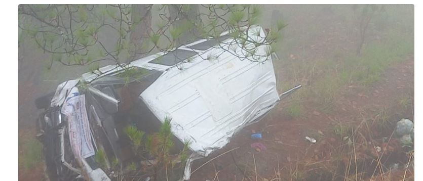 सर्लाही जाँदै गरेको भ्यान त्रिभुवन राजपथमा दुर्घटना, १४ जना घाइते