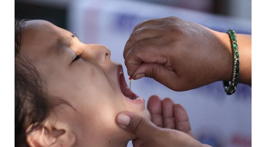 बालबालिकालाई भिटामिन ए र जुकाको औषधि खुवाइँदै